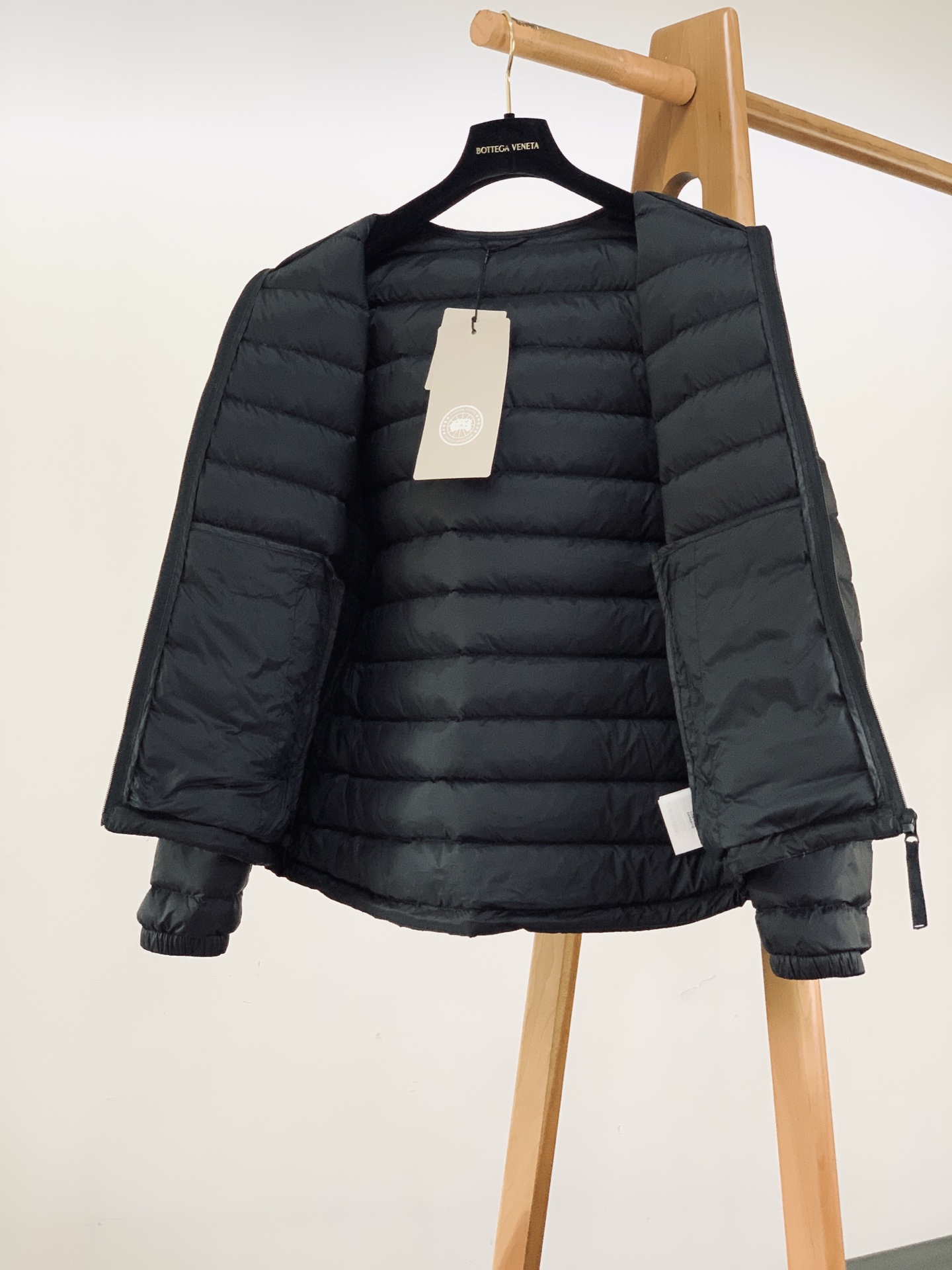 Canada Goose 加拿大鹅 轻薄连帽羽绒服🇨🇦 选用高密防风锦纶面料,质地轻盈顺滑,具备良好防泼水性,横向分格锁 Canada Goose 加拿大鹅 轻薄连帽羽绒服🇨🇦 选用高密防风锦纶面料,质地轻盈顺滑,具备良好防泼水性,横向分格锁