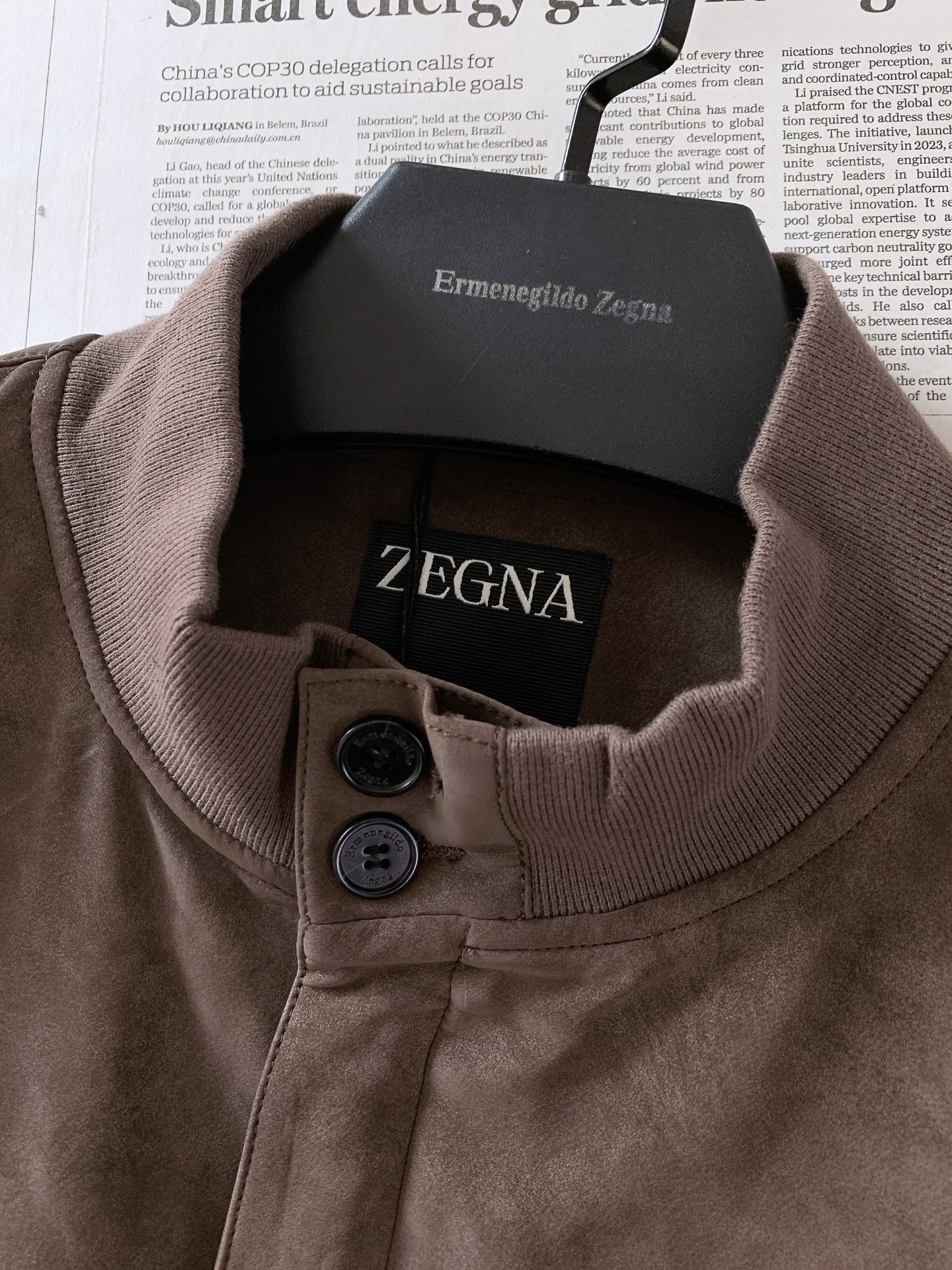 Ermenegildo Zegna 杰尼亚 2026FW早秋新品  仿麂皮棒球夹克🥼甄选高品质仿麂皮面料，自带细腻柔和的