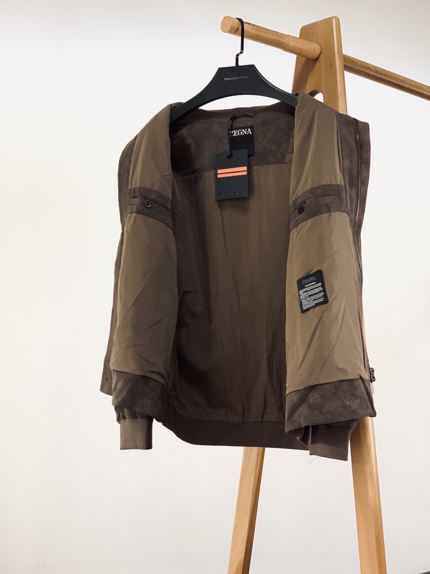 Ermenegildo Zegna 杰尼亚 2026FW早秋新品  仿麂皮棒球夹克🥼甄选高品质仿麂皮面料，自带细腻柔和的