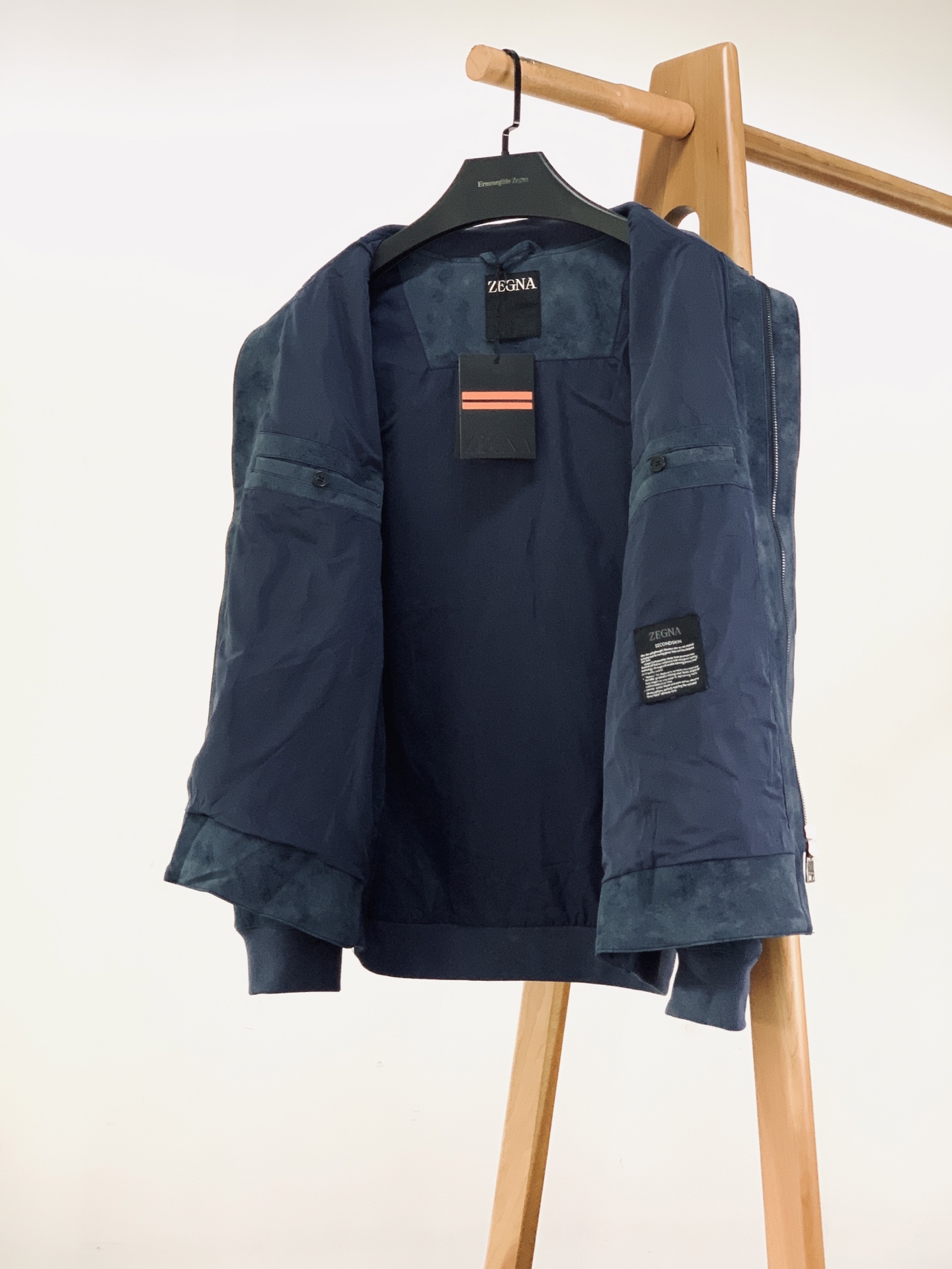 Ermenegildo Zegna 杰尼亚 2026FW早秋新品  仿麂皮棒球夹克🥼甄选高品质仿麂皮面料，自带细腻柔和的