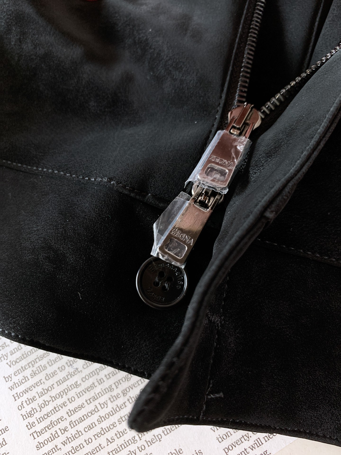 Ermenegildo Zegna 杰尼亚 2026FW早秋新品 仿麂皮棒球夹克🥼甄选高品质仿麂皮面料,自带细腻柔和的 Ermenegildo Zegna 杰尼亚 2026FW早秋新品 仿麂皮棒球夹克🥼甄选高品质仿麂皮面料,自带细腻柔和的