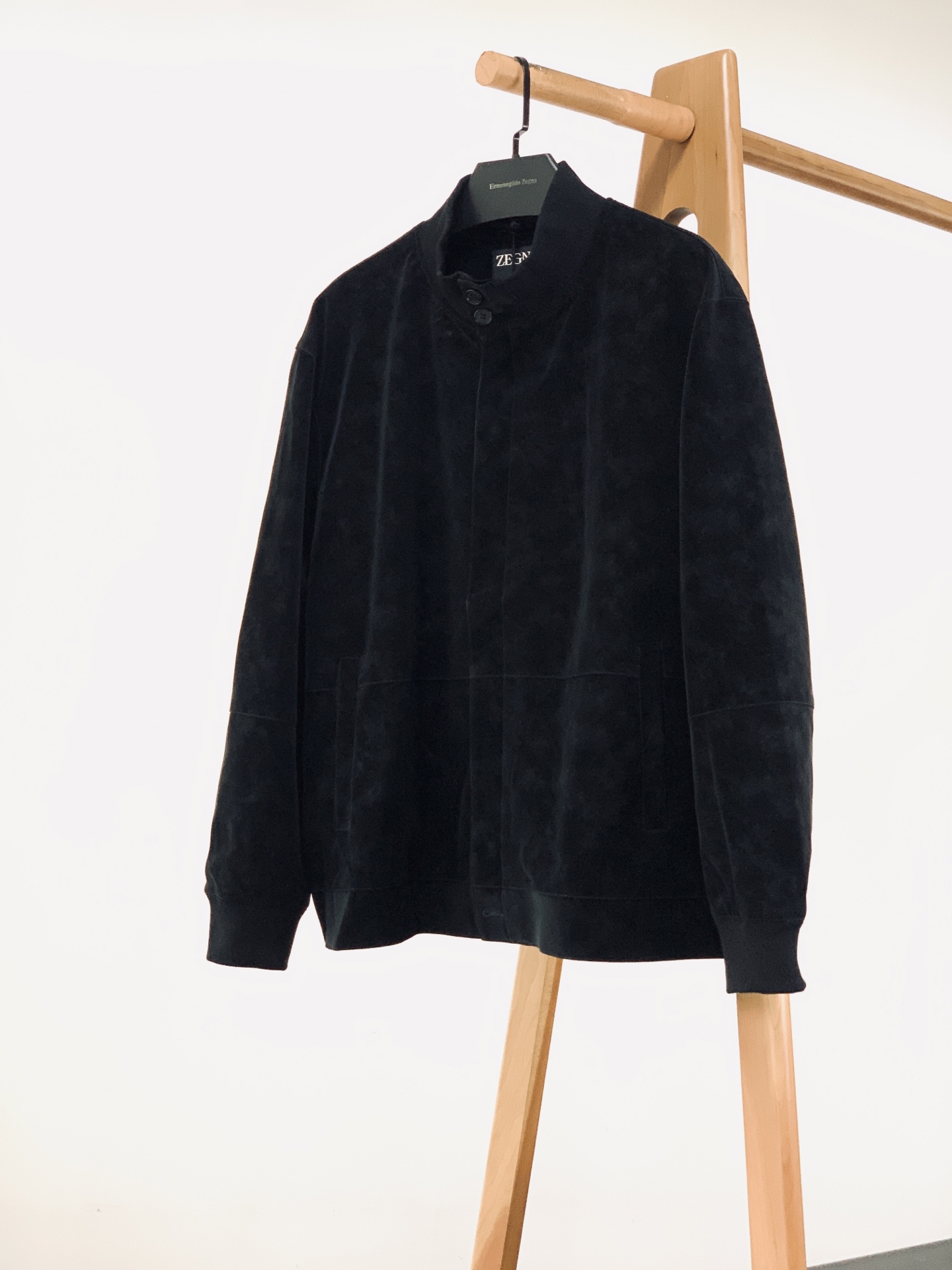 Ermenegildo Zegna 杰尼亚 2026FW早秋新品 仿麂皮棒球夹克🥼甄选高品质仿麂皮面料,自带细腻柔和的 Ermenegildo Zegna 杰尼亚 2026FW早秋新品 仿麂皮棒球夹克🥼甄选高品质仿麂皮面料,自带细腻柔和的