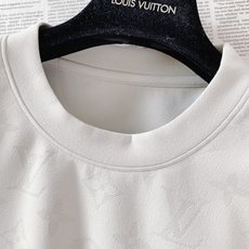 LouisVuitton 路易威登 2026FW早秋新品 暗纹满印圆领卫衣🥼甄选高克重柔感针织面料,触感细腻软糯,自带温 LouisVuitton 路易威登 2026FW早秋新品 暗纹满印圆领卫衣🥼甄选高克重柔感针织面料,触感细腻软糯,自带温