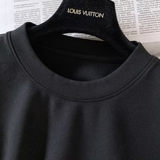 LouisVuitton 路易威登 2026FW早秋新品 暗纹满印圆领卫衣🥼甄选高克重柔感针织面料,触感细腻软糯,自带温 LouisVuitton 路易威登 2026FW早秋新品 暗纹满印圆领卫衣🥼甄选高克重柔感针织面料,触感细腻软糯,自带温