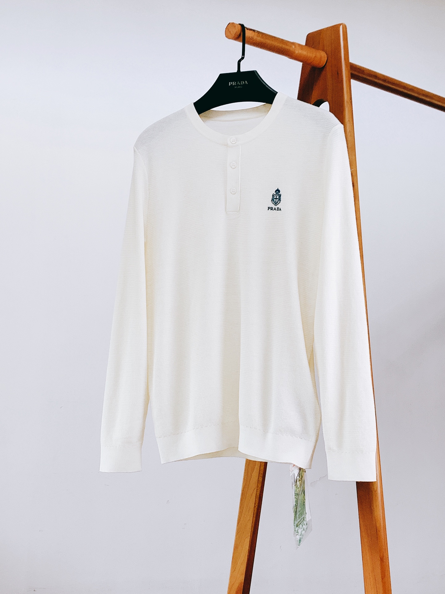 Prada 普拉达 2026FW早秋新品 亨利领长袖针织衫🥼 甄选细腻蜂窝针织面料,肌理感清晰立体,自带透气微孔结构,触 Prada 普拉达 2026FW早秋新品 亨利领长袖针织衫🥼 甄选细腻蜂窝针织面料,肌理感清晰立体,自带透气微孔结构,触