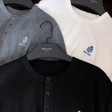 Prada 普拉达 2026FW早秋新品 亨利领长袖针织衫🥼 甄选细腻蜂窝针织面料,肌理感清晰立体,自带透气微孔结构,触 Prada 普拉达 2026FW早秋新品 亨利领长袖针织衫🥼 甄选细腻蜂窝针织面料,肌理感清晰立体,自带透气微孔结构,触