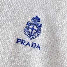 Prada 普拉达 2026FW早秋新品 亨利领长袖针织衫🥼 甄选细腻蜂窝针织面料,肌理感清晰立体,自带透气微孔结构,触 Prada 普拉达 2026FW早秋新品 亨利领长袖针织衫🥼 甄选细腻蜂窝针织面料,肌理感清晰立体,自带透气微孔结构,触