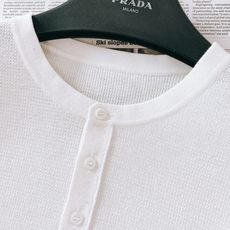 Prada 普拉达 2026FW早秋新品 亨利领长袖针织衫🥼 甄选细腻蜂窝针织面料,肌理感清晰立体,自带透气微孔结构,触 Prada 普拉达 2026FW早秋新品 亨利领长袖针织衫🥼 甄选细腻蜂窝针织面料,肌理感清晰立体,自带透气微孔结构,触