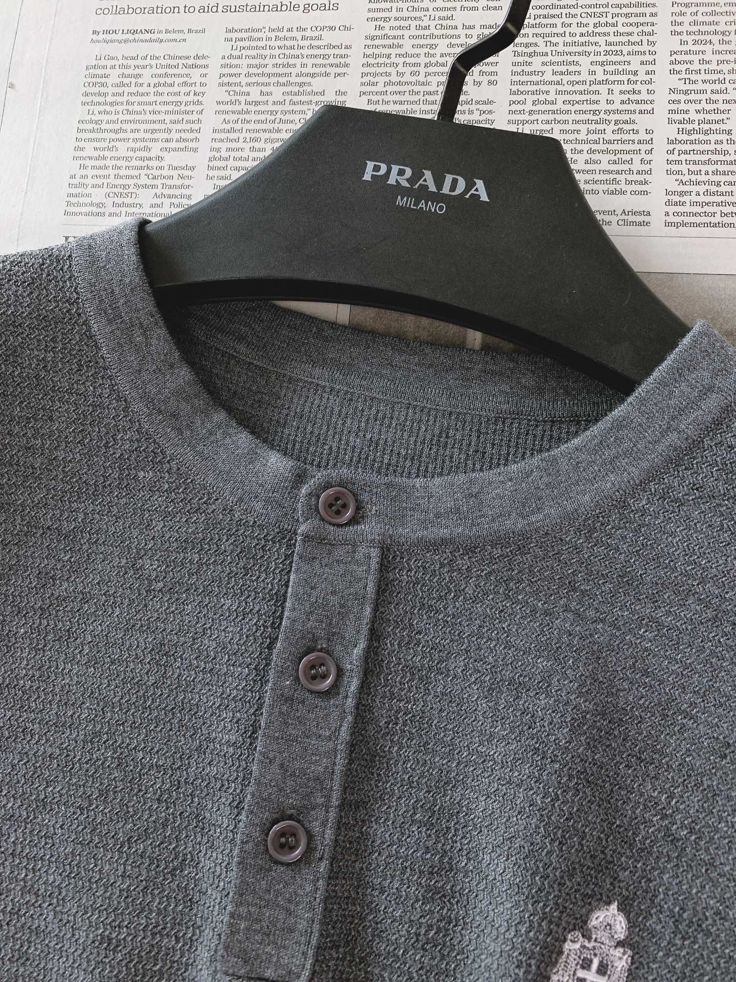 Prada 普拉达 2026FW早秋新品 亨利领长袖针织衫🥼 甄选细腻蜂窝针织面料,肌理感清晰立体,自带透气微孔结构,触 Prada 普拉达 2026FW早秋新品 亨利领长袖针织衫🥼 甄选细腻蜂窝针织面料,肌理感清晰立体,自带透气微孔结构,触