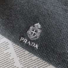 Prada 普拉达 2026FW早秋新品 亨利领长袖针织衫🥼 甄选细腻蜂窝针织面料,肌理感清晰立体,自带透气微孔结构,触 Prada 普拉达 2026FW早秋新品 亨利领长袖针织衫🥼 甄选细腻蜂窝针织面料,肌理感清晰立体,自带透气微孔结构,触