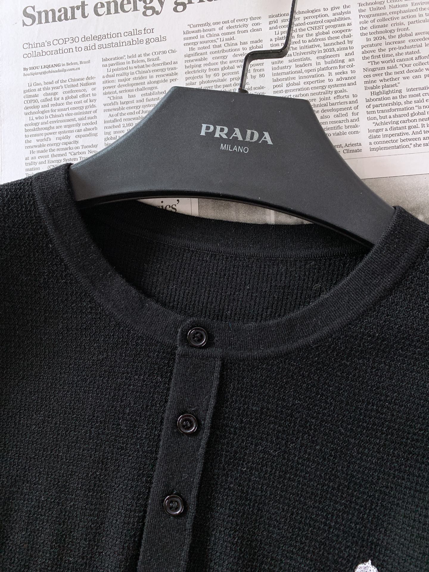 Prada 普拉达 2026FW早秋新品 亨利领长袖针织衫🥼 甄选细腻蜂窝针织面料,肌理感清晰立体,自带透气微孔结构,触 Prada 普拉达 2026FW早秋新品 亨利领长袖针织衫🥼 甄选细腻蜂窝针织面料,肌理感清晰立体,自带透气微孔结构,触