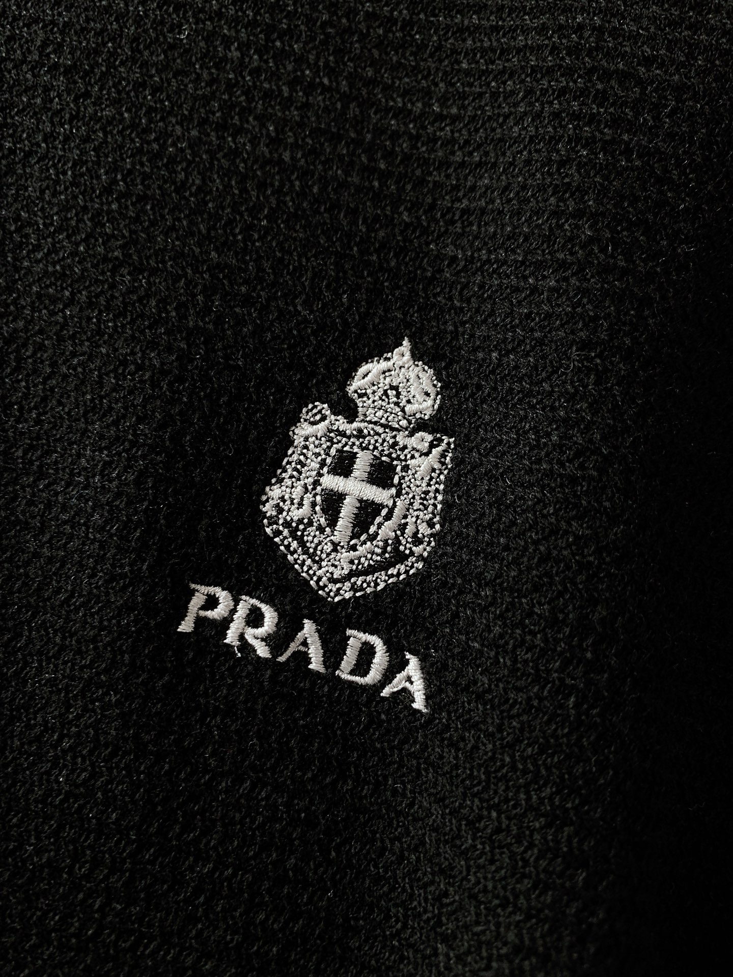 Prada 普拉达 2026FW早秋新品 亨利领长袖针织衫🥼 甄选细腻蜂窝针织面料,肌理感清晰立体,自带透气微孔结构,触 Prada 普拉达 2026FW早秋新品 亨利领长袖针织衫🥼 甄选细腻蜂窝针织面料,肌理感清晰立体,自带透气微孔结构,触