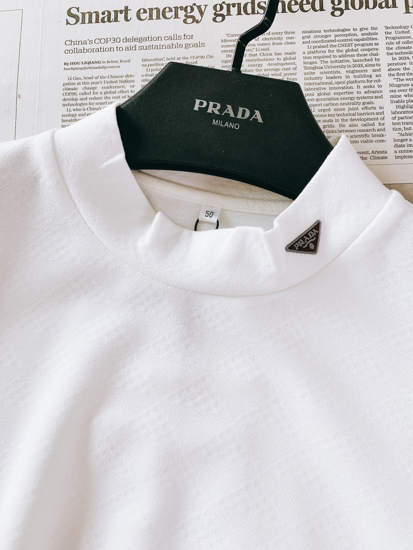 Prada 普拉达 2026FW早秋新品 半高领长袖打底衫🥼 经典三角刺绣标,低调轻奢。 软糯弹力针织面料,肌理感高级, Prada 普拉达 2026FW早秋新品 半高领长袖打底衫🥼 经典三角刺绣标,低调轻奢。 软糯弹力针织面料,肌理感高级,