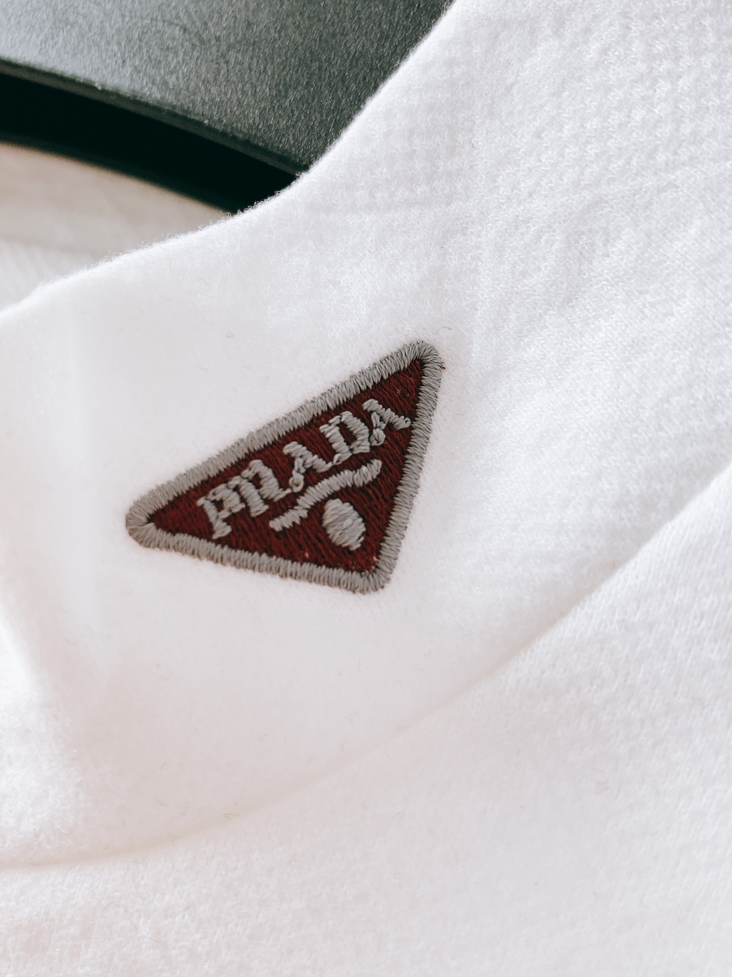 Prada 普拉达 2026FW早秋新品 半高领长袖打底衫🥼 经典三角刺绣标,低调轻奢。 软糯弹力针织面料,肌理感高级, Prada 普拉达 2026FW早秋新品 半高领长袖打底衫🥼 经典三角刺绣标,低调轻奢。 软糯弹力针织面料,肌理感高级,