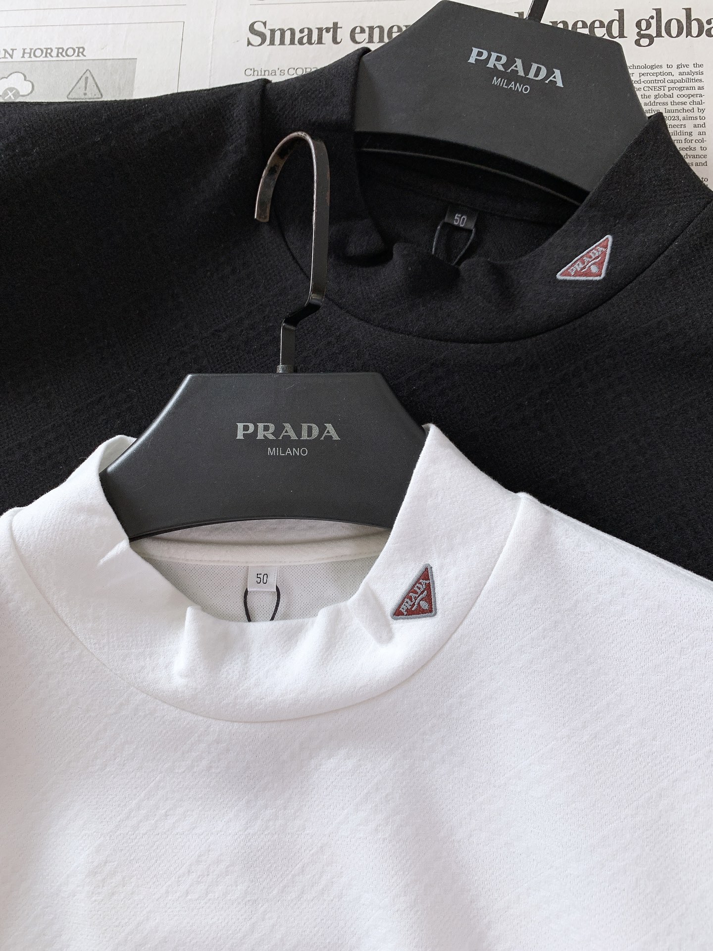 Prada 普拉达 2026FW早秋新品 半高领长袖打底衫🥼 经典三角刺绣标,低调轻奢。 软糯弹力针织面料,肌理感高级, Prada 普拉达 2026FW早秋新品 半高领长袖打底衫🥼 经典三角刺绣标,低调轻奢。 软糯弹力针织面料,肌理感高级,
