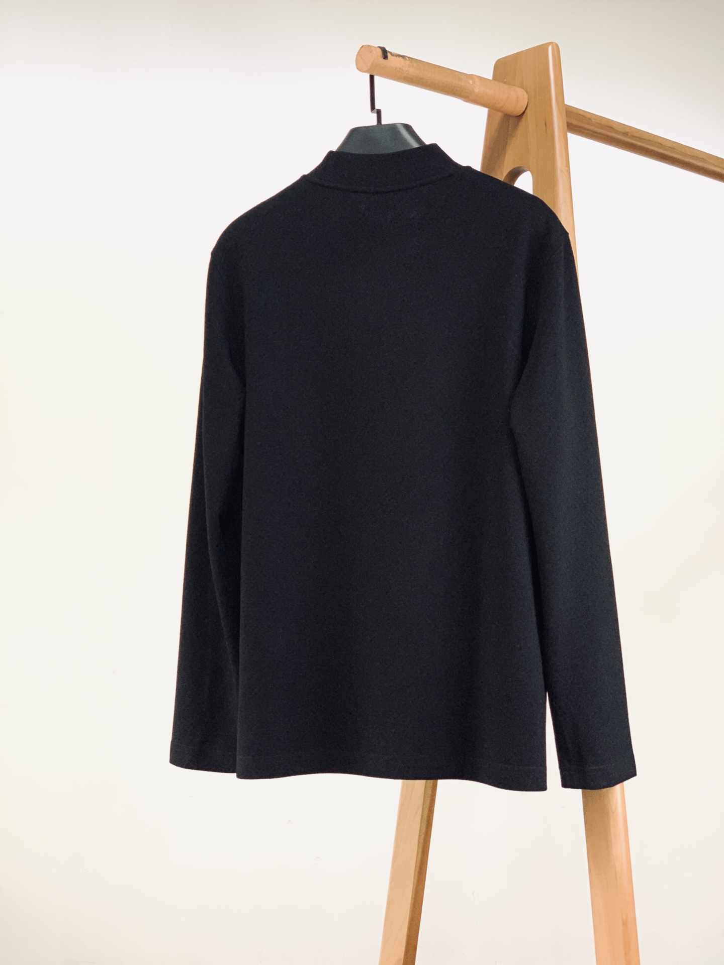 Prada 普拉达 2026FW早秋新品 半高领长袖打底衫🥼 经典三角刺绣标,低调轻奢。 软糯弹力针织面料,肌理感高级, Prada 普拉达 2026FW早秋新品 半高领长袖打底衫🥼 经典三角刺绣标,低调轻奢。 软糯弹力针织面料,肌理感高级,
