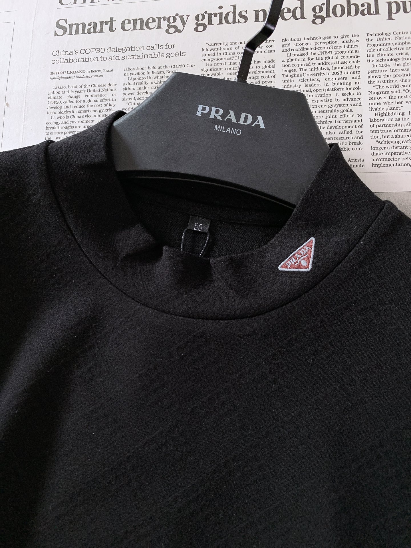 Prada 普拉达 2026FW早秋新品 半高领长袖打底衫🥼 经典三角刺绣标,低调轻奢。 软糯弹力针织面料,肌理感高级, Prada 普拉达 2026FW早秋新品 半高领长袖打底衫🥼 经典三角刺绣标,低调轻奢。 软糯弹力针织面料,肌理感高级,