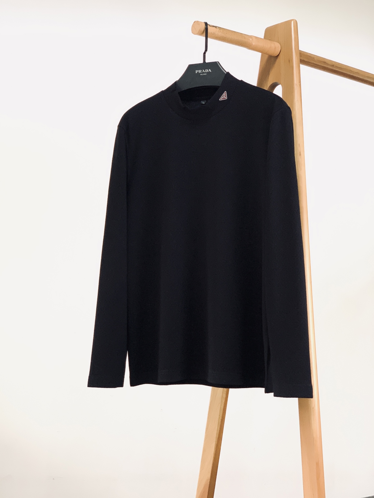 Prada 普拉达 2026FW早秋新品 半高领长袖打底衫🥼 经典三角刺绣标，低调轻奢。 软糯弹力针织面料，肌理感高级，
