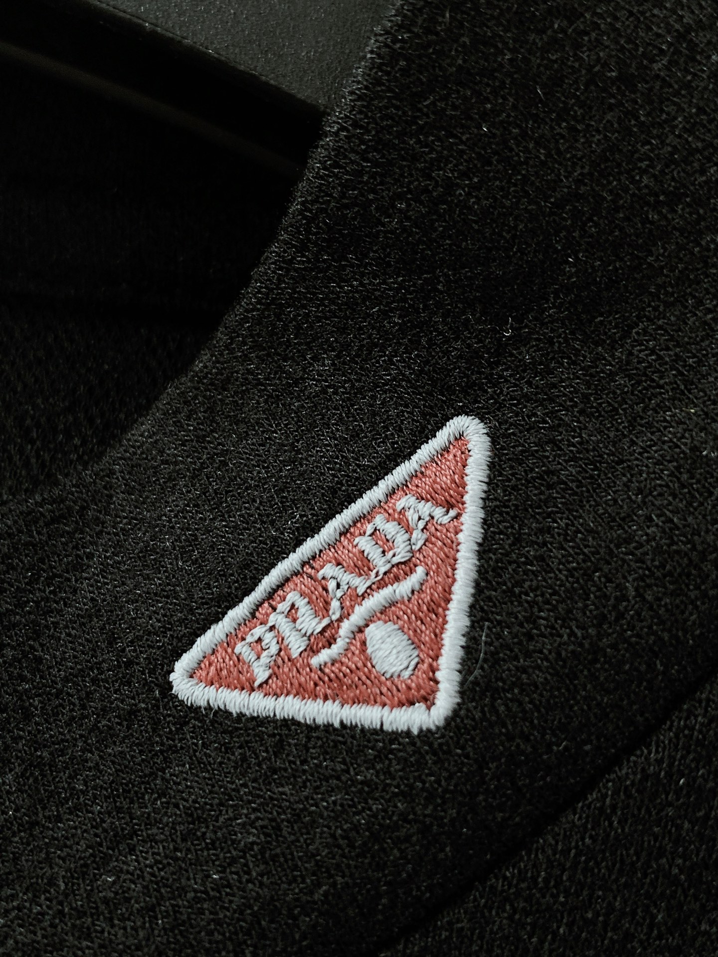 Prada 普拉达 2026FW早秋新品 半高领长袖打底衫🥼 经典三角刺绣标,低调轻奢。 软糯弹力针织面料,肌理感高级, Prada 普拉达 2026FW早秋新品 半高领长袖打底衫🥼 经典三角刺绣标,低调轻奢。 软糯弹力针织面料,肌理感高级,
