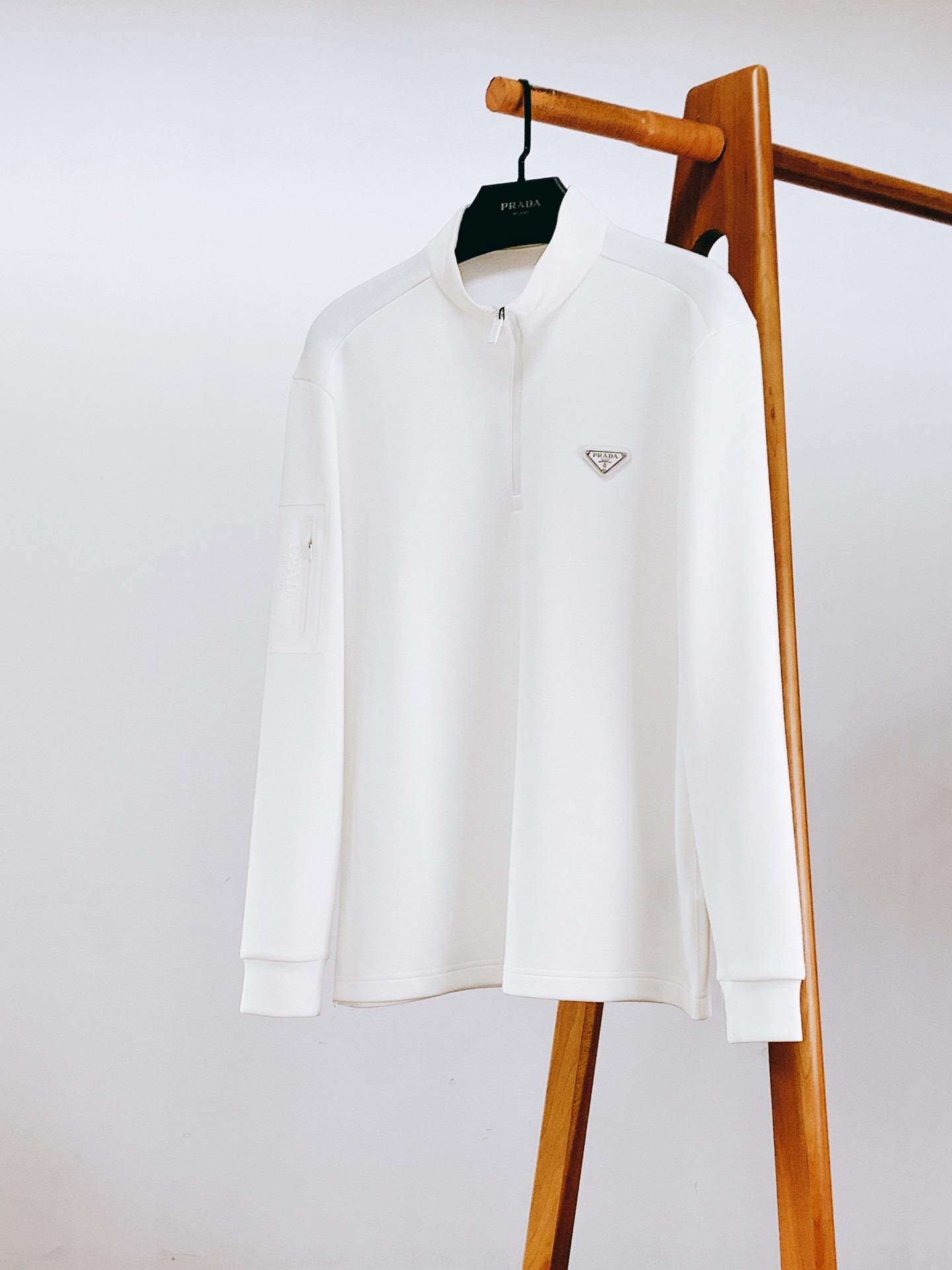 Prada 普拉达 2026FW早秋新品 半拉链立领长袖🥼意式轻奢的代表款，一眼沦陷的简约高级感。精选高弹混纺针织料子，
