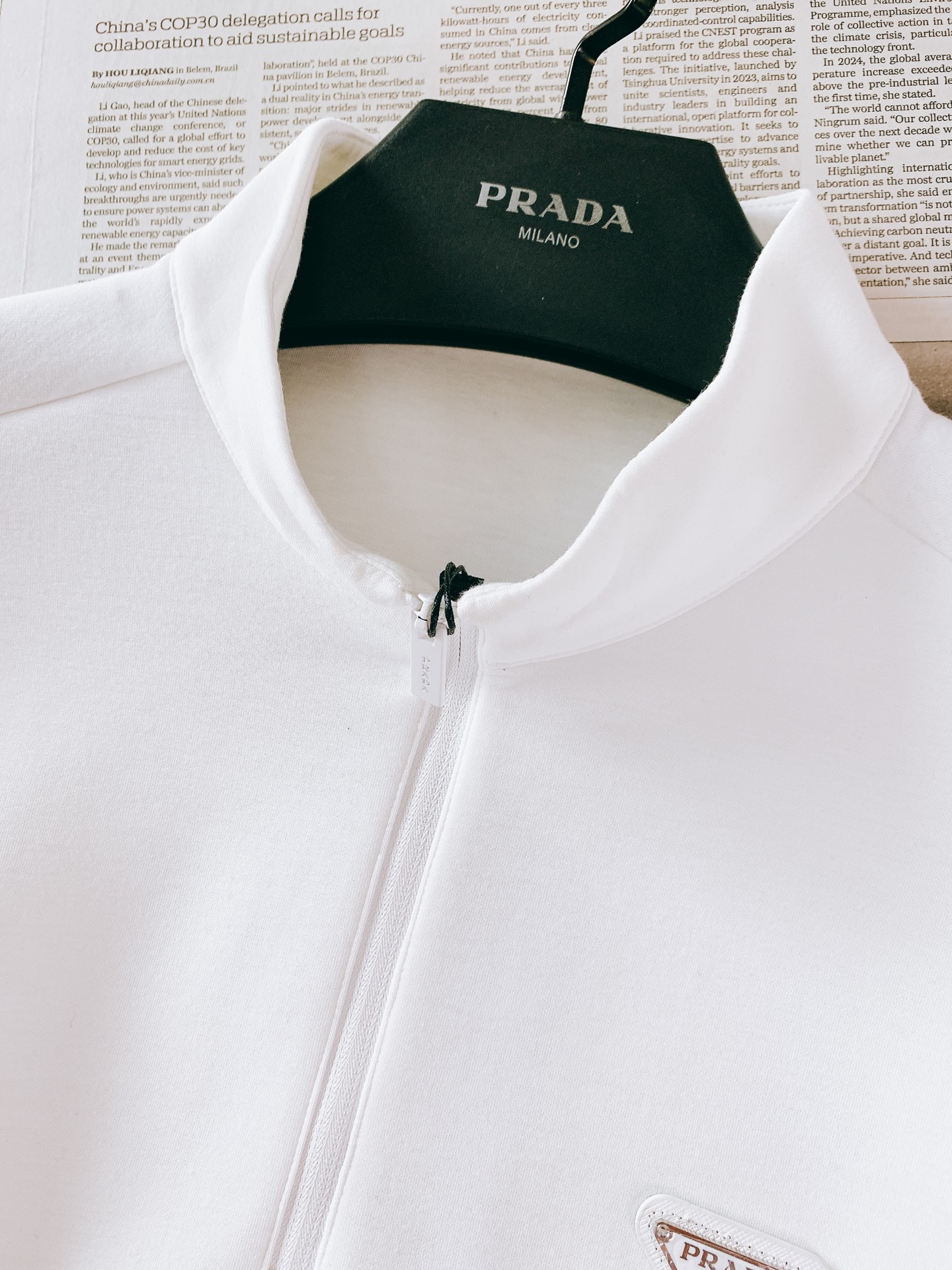 Prada 普拉达 2026FW早秋新品 半拉链立领长袖🥼意式轻奢的代表款,一眼沦陷的简约高级感。精选高弹混纺针织料子, Prada 普拉达 2026FW早秋新品 半拉链立领长袖🥼意式轻奢的代表款,一眼沦陷的简约高级感。精选高弹混纺针织料子,