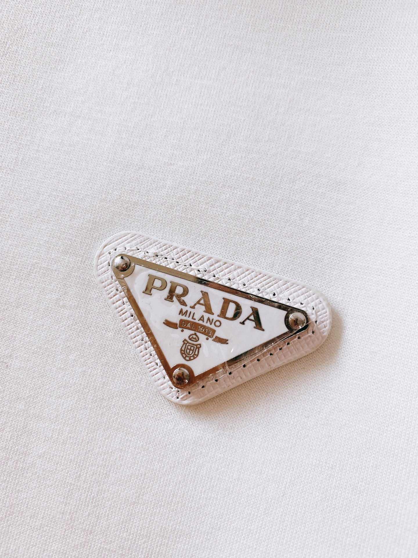 Prada 普拉达 2026FW早秋新品 半拉链立领长袖🥼意式轻奢的代表款,一眼沦陷的简约高级感。精选高弹混纺针织料子, Prada 普拉达 2026FW早秋新品 半拉链立领长袖🥼意式轻奢的代表款,一眼沦陷的简约高级感。精选高弹混纺针织料子,