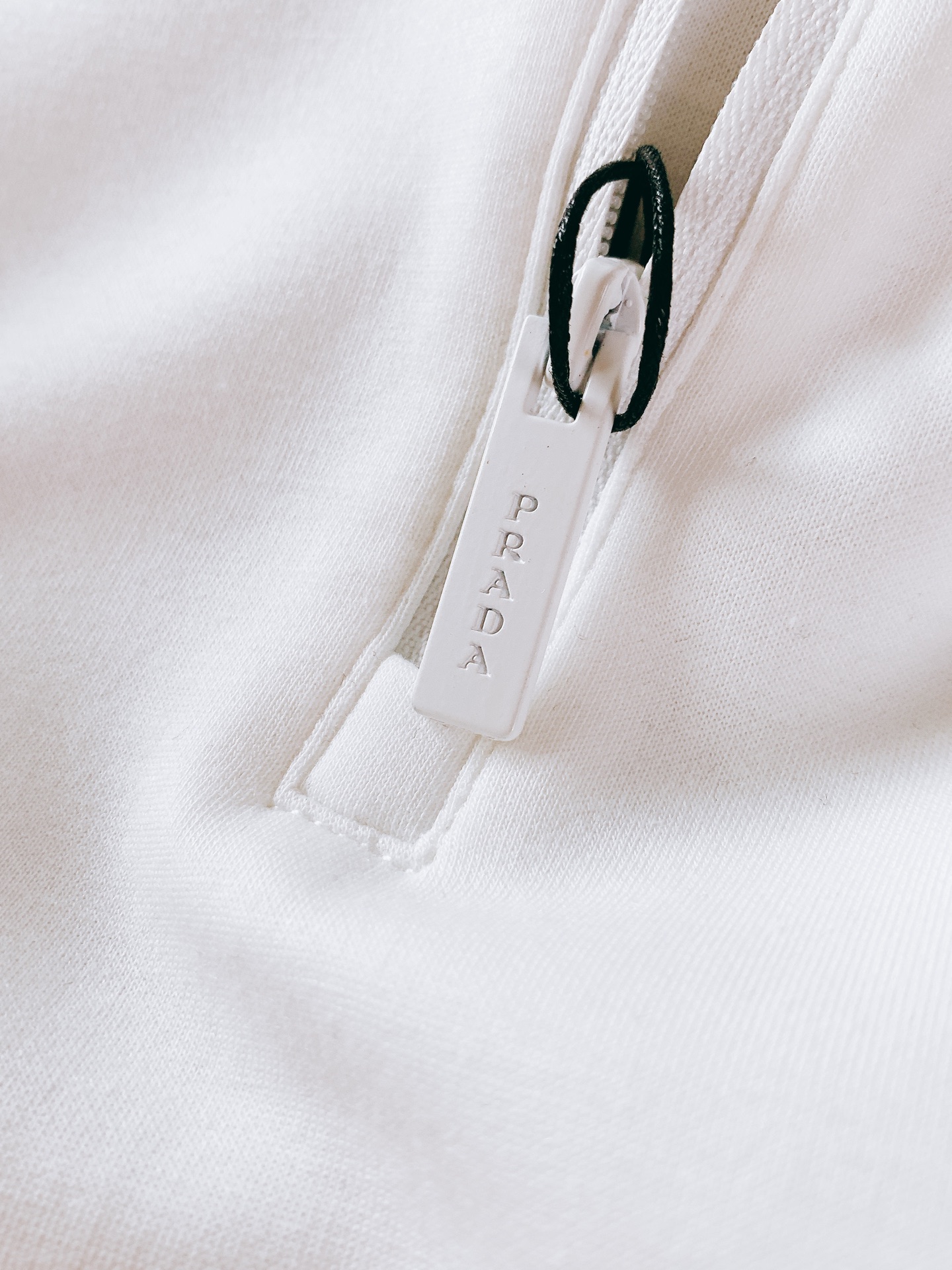 Prada 普拉达 2026FW早秋新品 半拉链立领长袖🥼意式轻奢的代表款,一眼沦陷的简约高级感。精选高弹混纺针织料子, Prada 普拉达 2026FW早秋新品 半拉链立领长袖🥼意式轻奢的代表款,一眼沦陷的简约高级感。精选高弹混纺针织料子,