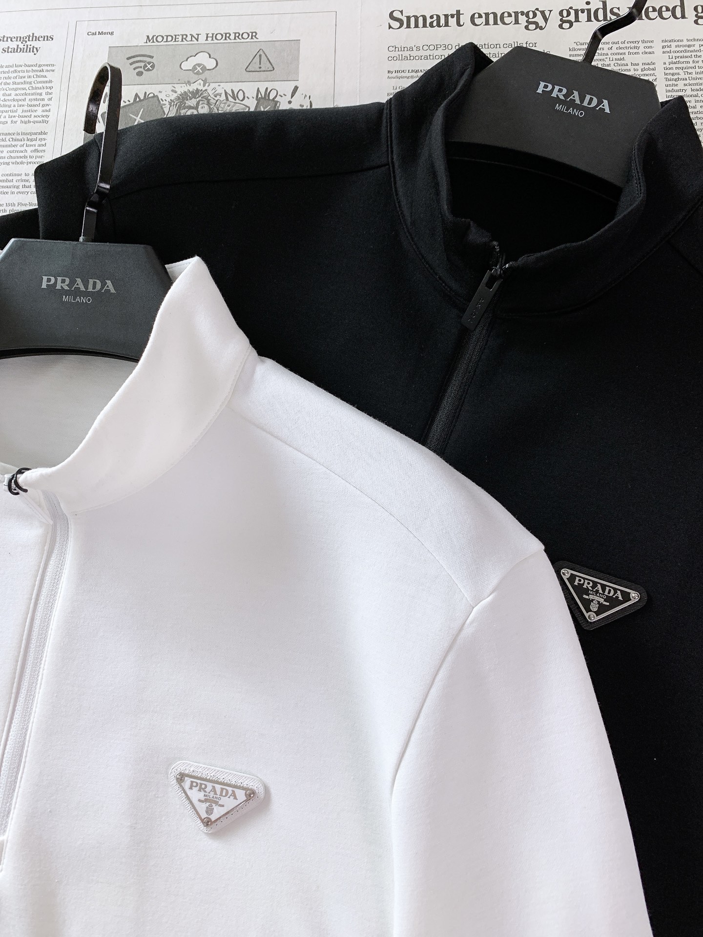 Prada 普拉达 2026FW早秋新品 半拉链立领长袖🥼意式轻奢的代表款,一眼沦陷的简约高级感。精选高弹混纺针织料子, Prada 普拉达 2026FW早秋新品 半拉链立领长袖🥼意式轻奢的代表款,一眼沦陷的简约高级感。精选高弹混纺针织料子,
