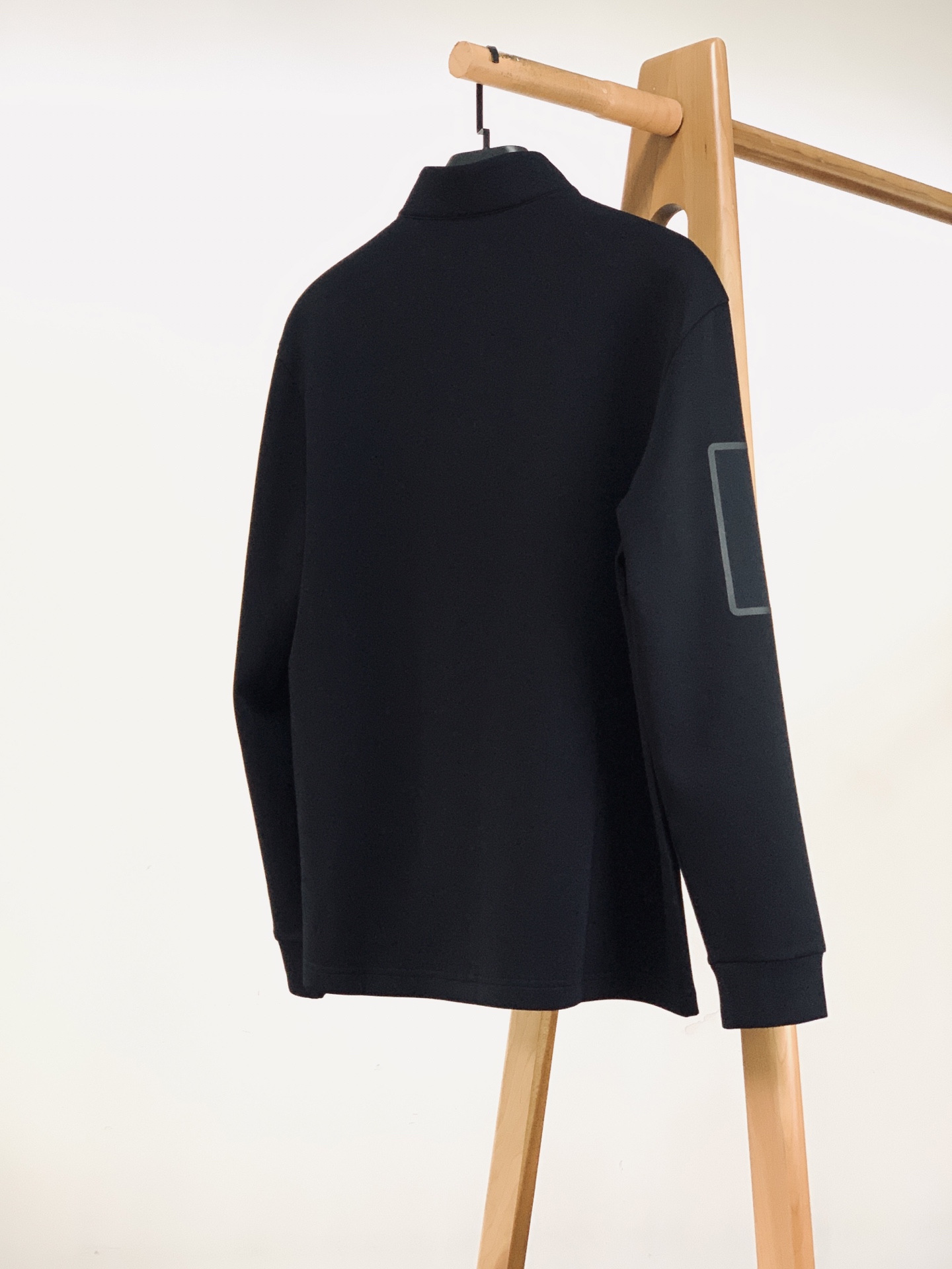 Prada 普拉达 2026FW早秋新品 半拉链立领长袖🥼意式轻奢的代表款,一眼沦陷的简约高级感。精选高弹混纺针织料子, Prada 普拉达 2026FW早秋新品 半拉链立领长袖🥼意式轻奢的代表款,一眼沦陷的简约高级感。精选高弹混纺针织料子,