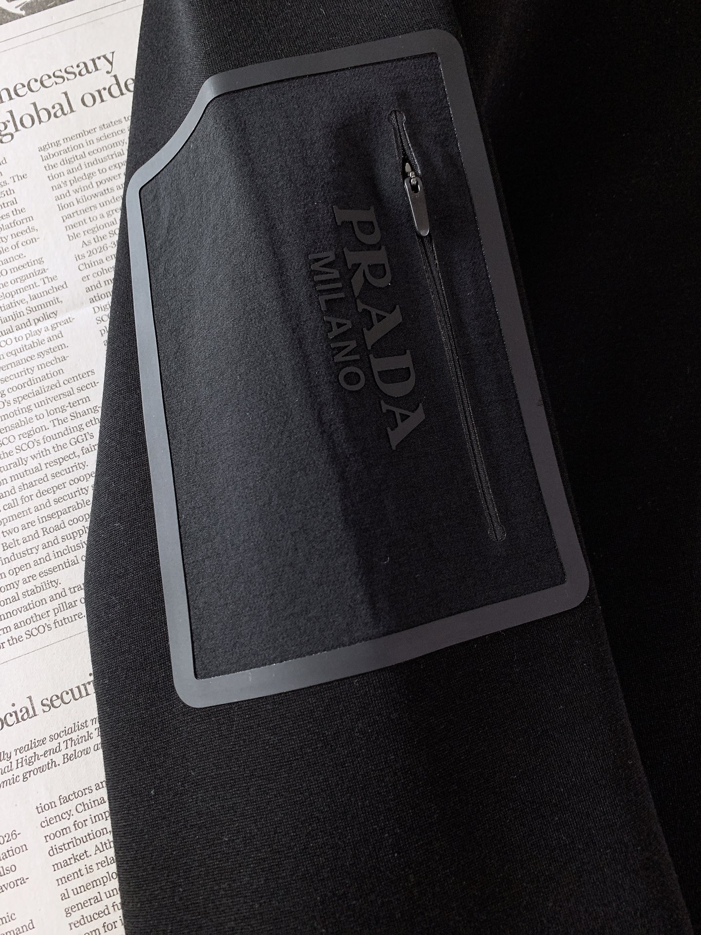 Prada 普拉达 2026FW早秋新品 半拉链立领长袖🥼意式轻奢的代表款,一眼沦陷的简约高级感。精选高弹混纺针织料子, Prada 普拉达 2026FW早秋新品 半拉链立领长袖🥼意式轻奢的代表款,一眼沦陷的简约高级感。精选高弹混纺针织料子,
