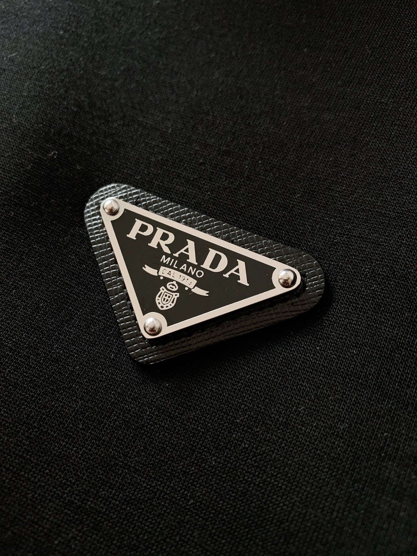 Prada 普拉达 2026FW早秋新品 半拉链立领长袖🥼意式轻奢的代表款,一眼沦陷的简约高级感。精选高弹混纺针织料子, Prada 普拉达 2026FW早秋新品 半拉链立领长袖🥼意式轻奢的代表款,一眼沦陷的简约高级感。精选高弹混纺针织料子,