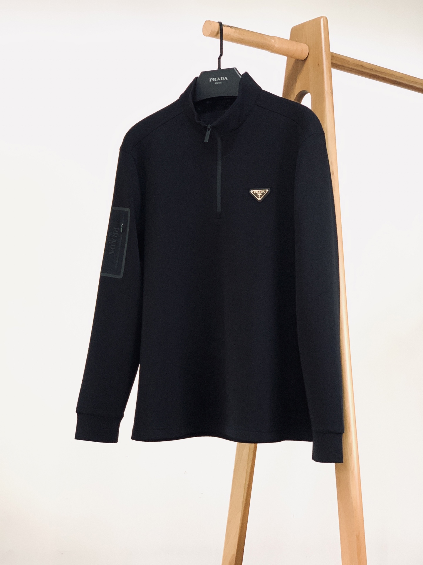 Prada 普拉达 2026FW早秋新品 半拉链立领长袖🥼意式轻奢的代表款，一眼沦陷的简约高级感。精选高弹混纺针织料子，
