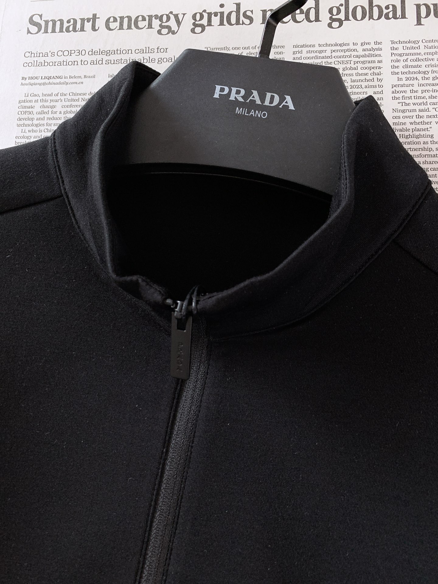 Prada 普拉达 2026FW早秋新品 半拉链立领长袖🥼意式轻奢的代表款,一眼沦陷的简约高级感。精选高弹混纺针织料子, Prada 普拉达 2026FW早秋新品 半拉链立领长袖🥼意式轻奢的代表款,一眼沦陷的简约高级感。精选高弹混纺针织料子,