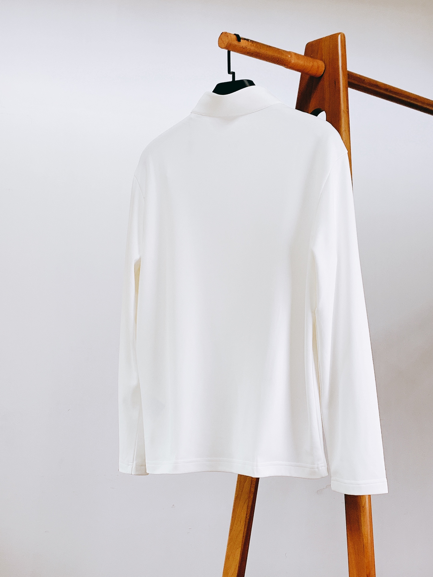 Prada 普拉达 2026FW早秋新品 半拉链立领长袖打底衫🥼 高弹功能针织料,顺滑亲肤,上身弹力舒适不束缚。 半开立 Prada 普拉达 2026FW早秋新品 半拉链立领长袖打底衫🥼 高弹功能针织料,顺滑亲肤,上身弹力舒适不束缚。 半开立