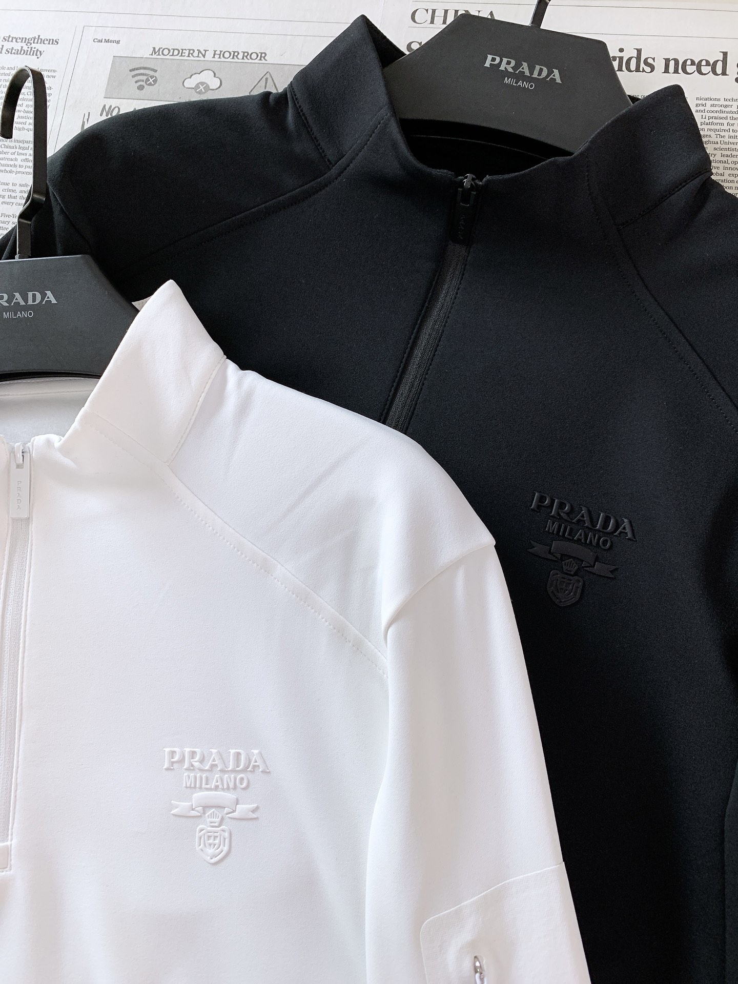 Prada 普拉达 2026FW早秋新品 半拉链立领长袖打底衫🥼 高弹功能针织料,顺滑亲肤,上身弹力舒适不束缚。 半开立 Prada 普拉达 2026FW早秋新品 半拉链立领长袖打底衫🥼 高弹功能针织料,顺滑亲肤,上身弹力舒适不束缚。 半开立