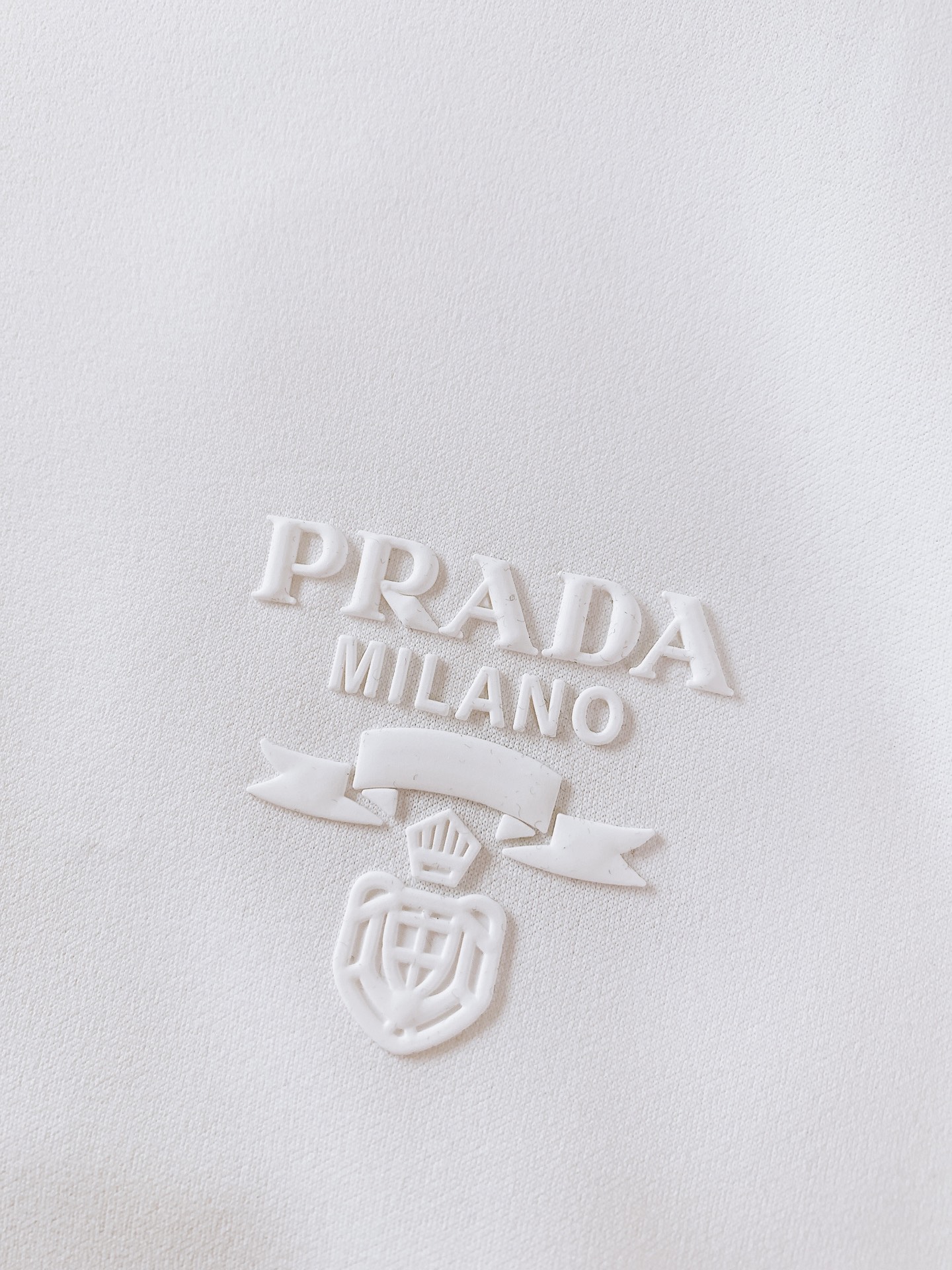 Prada 普拉达 2026FW早秋新品 半拉链立领长袖打底衫🥼 高弹功能针织料,顺滑亲肤,上身弹力舒适不束缚。 半开立 Prada 普拉达 2026FW早秋新品 半拉链立领长袖打底衫🥼 高弹功能针织料,顺滑亲肤,上身弹力舒适不束缚。 半开立
