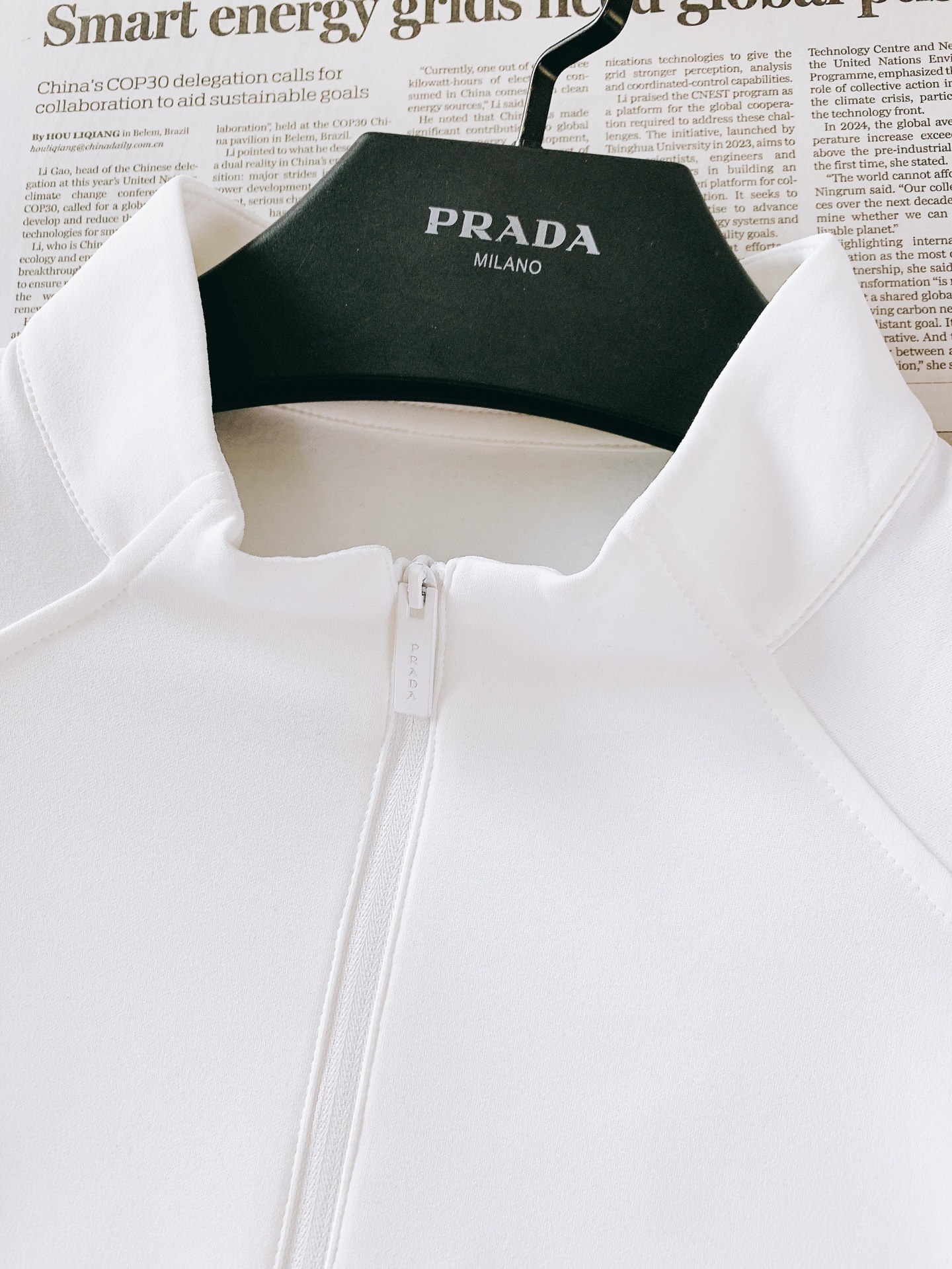 Prada 普拉达 2026FW早秋新品 半拉链立领长袖打底衫🥼 高弹功能针织料,顺滑亲肤,上身弹力舒适不束缚。 半开立 Prada 普拉达 2026FW早秋新品 半拉链立领长袖打底衫🥼 高弹功能针织料,顺滑亲肤,上身弹力舒适不束缚。 半开立