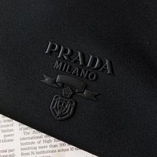 Prada 普拉达 2026FW早秋新品 半拉链立领长袖打底衫🥼 高弹功能针织料,顺滑亲肤,上身弹力舒适不束缚。 半开立 Prada 普拉达 2026FW早秋新品 半拉链立领长袖打底衫🥼 高弹功能针织料,顺滑亲肤,上身弹力舒适不束缚。 半开立