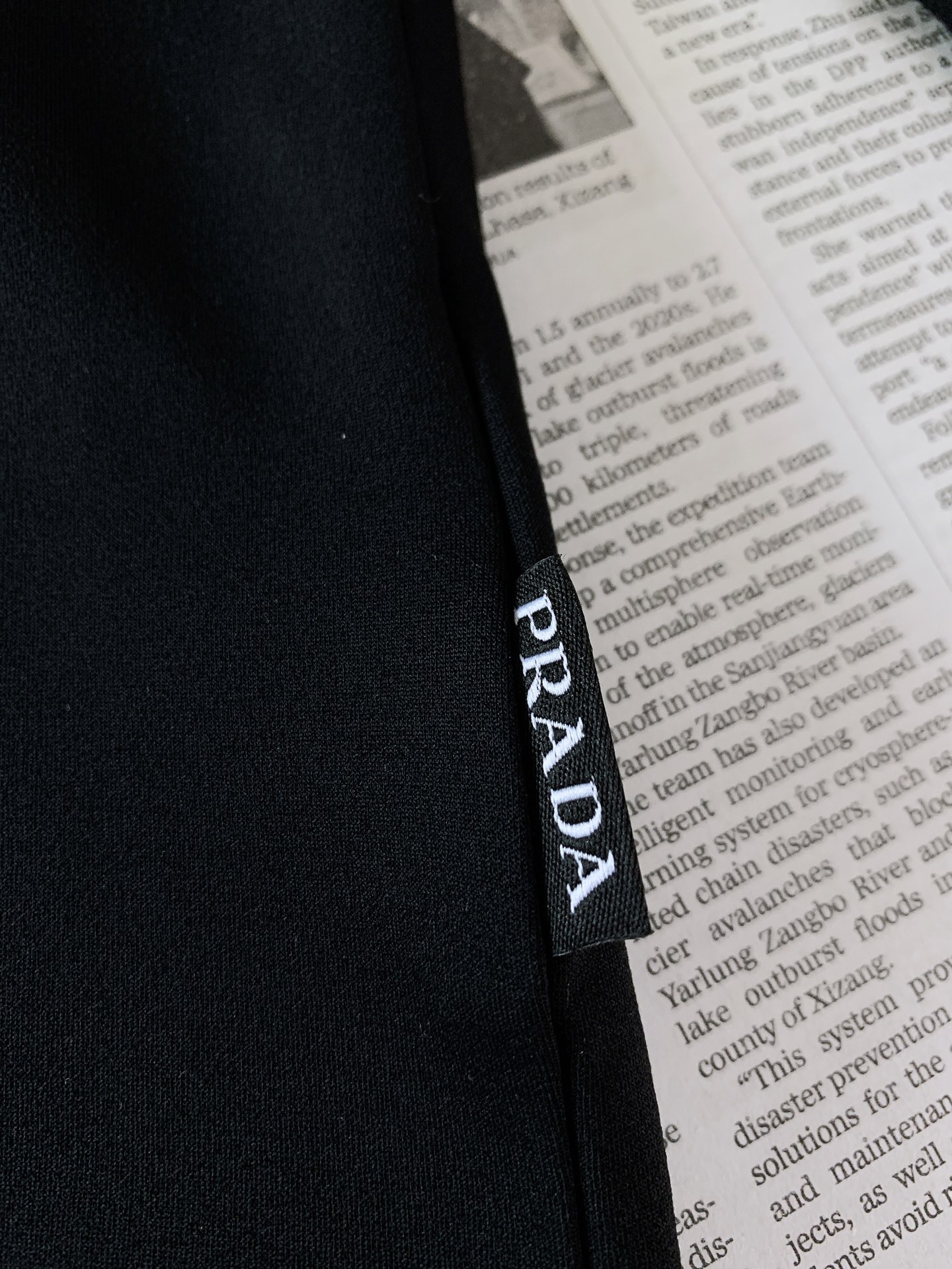 Prada 普拉达 2026FW早秋新品 半拉链立领长袖打底衫🥼 高弹功能针织料,顺滑亲肤,上身弹力舒适不束缚。 半开立 Prada 普拉达 2026FW早秋新品 半拉链立领长袖打底衫🥼 高弹功能针织料,顺滑亲肤,上身弹力舒适不束缚。 半开立