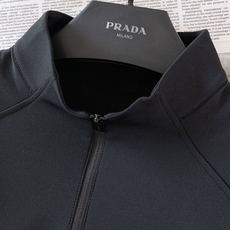 Prada 普拉达 2026FW早秋新品 半拉链立领长袖打底衫🥼 高弹功能针织料,顺滑亲肤,上身弹力舒适不束缚。 半开立 Prada 普拉达 2026FW早秋新品 半拉链立领长袖打底衫🥼 高弹功能针织料,顺滑亲肤,上身弹力舒适不束缚。 半开立
