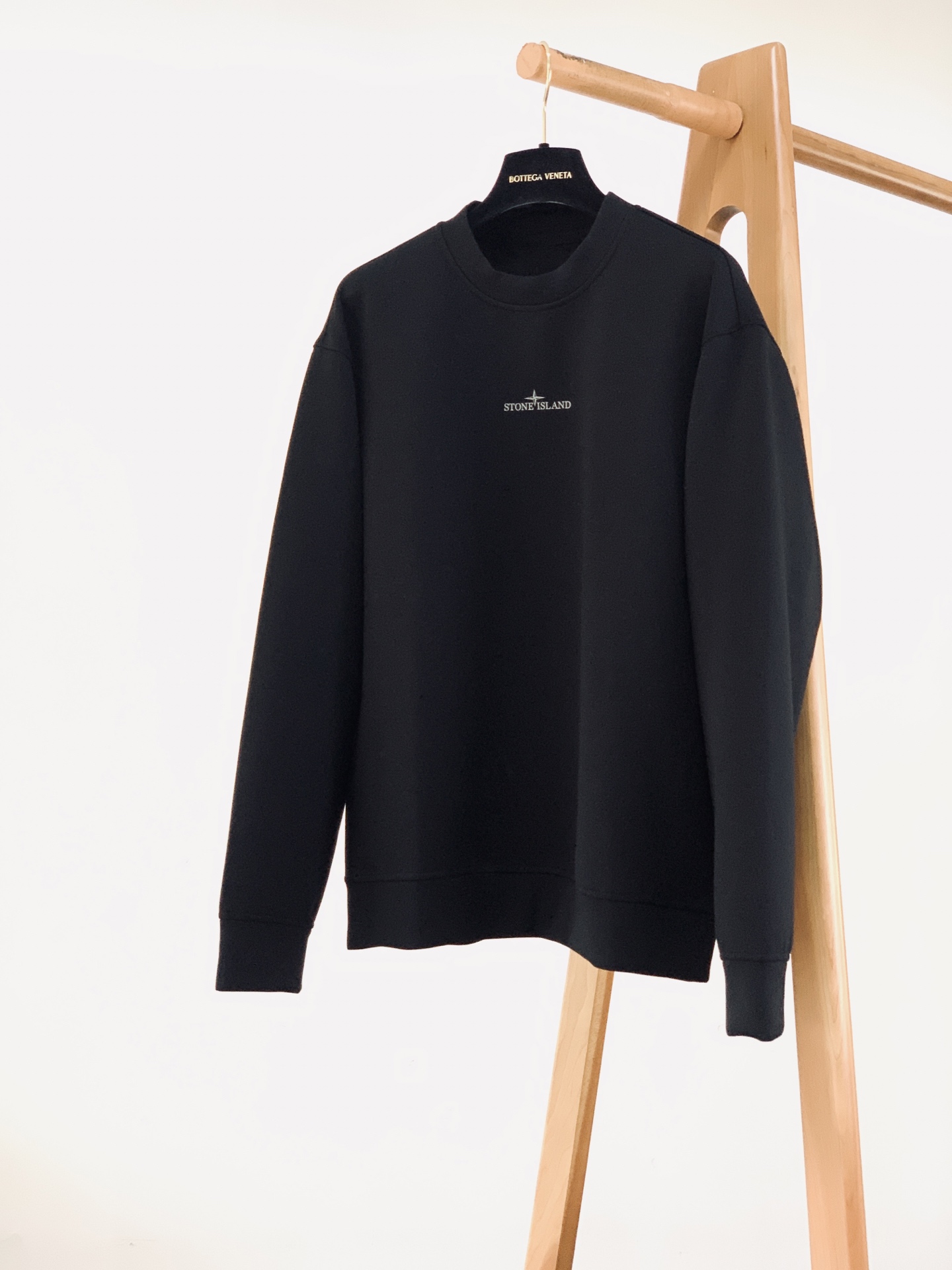 Stone Island 石头岛 2026FW早秋新品  罗盘圆领卫衣 高克重毛圈棉，软糯厚实，上身有型不压身。 前胸低