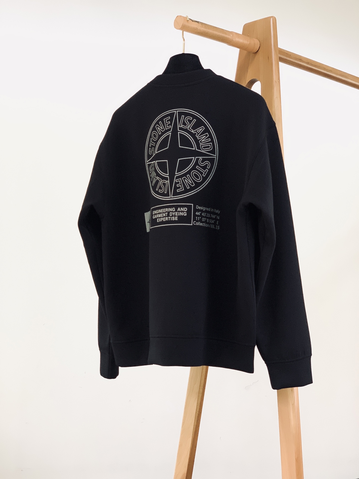 Stone Island 石头岛 2026FW早秋新品 罗盘圆领卫衣 高克重毛圈棉,软糯厚实,上身有型不压身。 前胸低 Stone Island 石头岛 2026FW早秋新品 罗盘圆领卫衣 高克重毛圈棉,软糯厚实,上身有型不压身。 前胸低