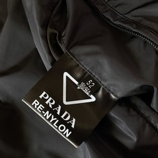 Prada 普拉达 2026FW早秋新品 双面穿夹克外套🥼采用品牌标志性RE-NYLON再生尼龙面料,触感轻盈顺滑,自 Prada 普拉达 2026FW早秋新品 双面穿夹克外套🥼采用品牌标志性RE-NYLON再生尼龙面料,触感轻盈顺滑,自