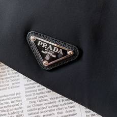 Prada 普拉达 2026FW早秋新品 双面穿夹克外套🥼采用品牌标志性RE-NYLON再生尼龙面料,触感轻盈顺滑,自 Prada 普拉达 2026FW早秋新品 双面穿夹克外套🥼采用品牌标志性RE-NYLON再生尼龙面料,触感轻盈顺滑,自