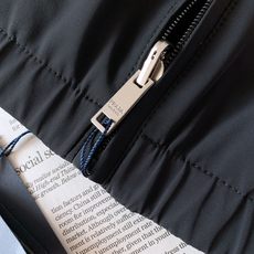 Prada 普拉达 2026FW早秋新品 双面穿夹克外套🥼采用品牌标志性RE-NYLON再生尼龙面料,触感轻盈顺滑,自 Prada 普拉达 2026FW早秋新品 双面穿夹克外套🥼采用品牌标志性RE-NYLON再生尼龙面料,触感轻盈顺滑,自