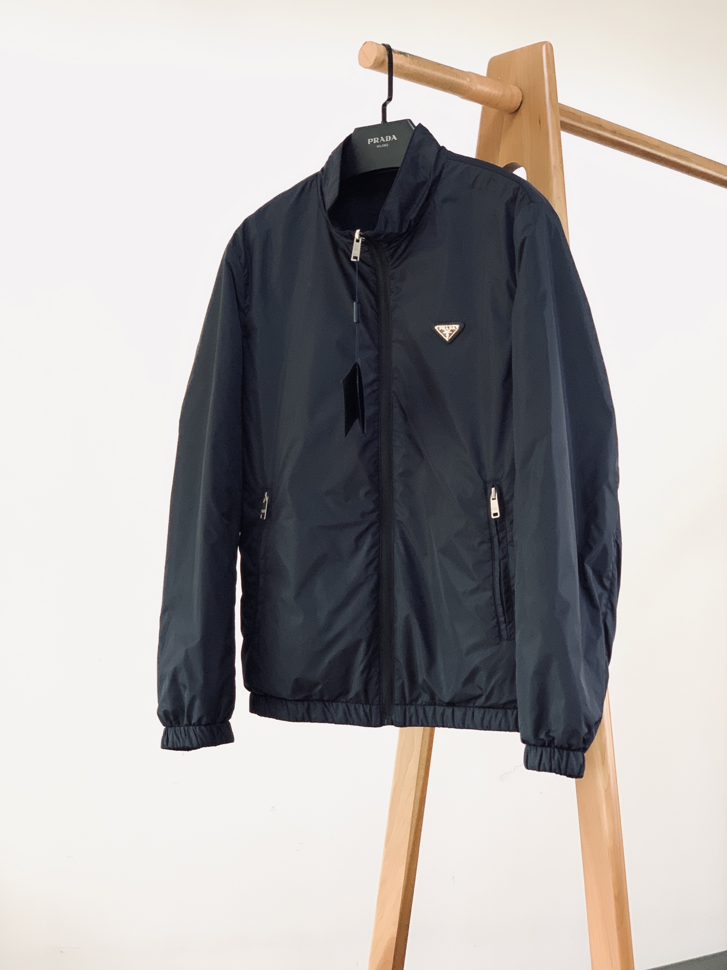 Prada 普拉达 2026FW早秋新品 双面穿夹克外套🥼采用品牌标志性RE-NYLON再生尼龙面料,触感轻盈顺滑,自 Prada 普拉达 2026FW早秋新品 双面穿夹克外套🥼采用品牌标志性RE-NYLON再生尼龙面料,触感轻盈顺滑,自