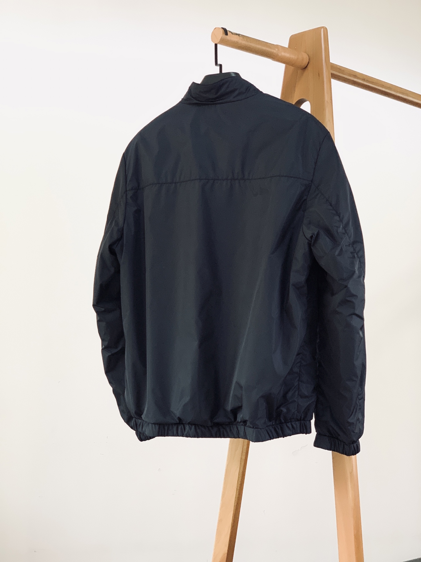 Prada 普拉达 2026FW早秋新品 双面穿夹克外套🥼采用品牌标志性RE-NYLON再生尼龙面料,触感轻盈顺滑,自 Prada 普拉达 2026FW早秋新品 双面穿夹克外套🥼采用品牌标志性RE-NYLON再生尼龙面料,触感轻盈顺滑,自