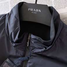 Prada 普拉达 2026FW早秋新品 双面穿夹克外套🥼采用品牌标志性RE-NYLON再生尼龙面料,触感轻盈顺滑,自 Prada 普拉达 2026FW早秋新品 双面穿夹克外套🥼采用品牌标志性RE-NYLON再生尼龙面料,触感轻盈顺滑,自