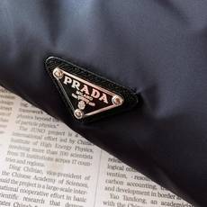 Prada 普拉达 2026FW早秋新品 双面穿夹克外套🥼采用品牌标志性RE-NYLON再生尼龙面料,触感轻盈顺滑,自 Prada 普拉达 2026FW早秋新品 双面穿夹克外套🥼采用品牌标志性RE-NYLON再生尼龙面料,触感轻盈顺滑,自