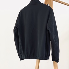 Prada 普拉达 2026FW早秋新品 双面穿夹克外套🥼采用品牌标志性RE-NYLON再生尼龙面料,触感轻盈顺滑,自 Prada 普拉达 2026FW早秋新品 双面穿夹克外套🥼采用品牌标志性RE-NYLON再生尼龙面料,触感轻盈顺滑,自